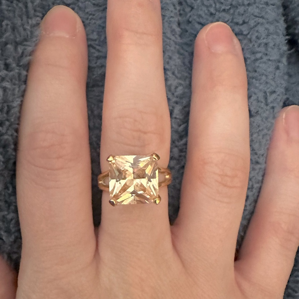 Beautiful fashion statement ring, yellow/orange gem, women’s size 8 faux gold